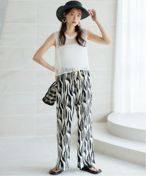 miclat（ミクラ）の「大きいサイズ　リラックスサテン柄パンツ　miclat（その他パンツ・レディース・ブラウン系/ブラック系・LL/L/5L/4L/3L）」の6枚目の写真