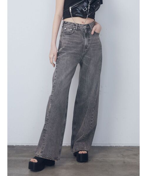 EMODA（エモダ）の「ウォッシュルーズジーンズ（デニムパンツ・レディース・ライトブルー/グレー・SMALL/MEDIUM）」の3枚目の写真