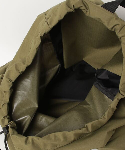 KiU（キウ）の「KiU PACKABLE DRAWSTRING BACKPACK（バックパック/リュック・メンズ・ベージュ/ブラック/カーキ・FREE）」の14枚目の写真