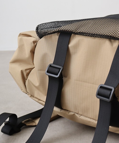 KiU（キウ）の「KiU PACKABLE DRAWSTRING BACKPACK（バックパック/リュック・メンズ・ベージュ/ブラック/カーキ・FREE）」の17枚目の写真