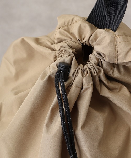 KiU（キウ）の「KiU PACKABLE DRAWSTRING BACKPACK（バックパック/リュック・メンズ・ベージュ/ブラック/カーキ・FREE）」の19枚目の写真
