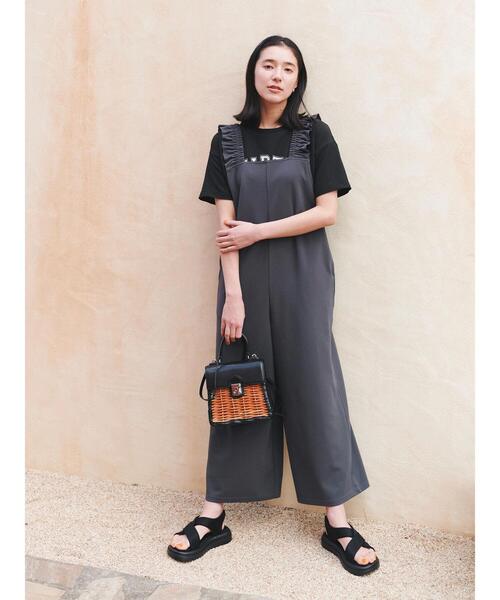 Samansa Mos2 blue（サマンサモスモスブルー）の「肩フリルサロペット（サロペット/オーバーオール・レディース・ライトベージュ/ブラック/チャコールグレー・F）」の2枚目の写真