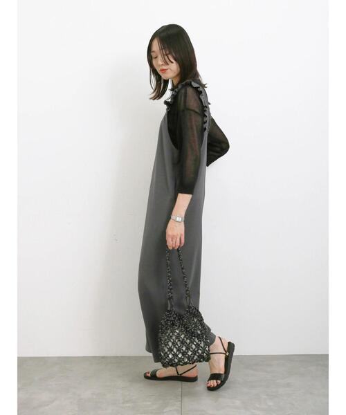 Samansa Mos2 blue（サマンサモスモスブルー）の「肩フリルサロペット（サロペット/オーバーオール・レディース・ライトベージュ/ブラック/チャコールグレー・F）」の22枚目の写真