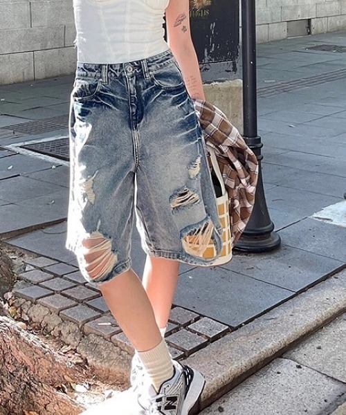 SHEENA(シーナ)の「ダメージハーフルーズデニムパンツ(デニムパンツ・レディース・ライトブルー・S/M/L)」の3枚目の写真