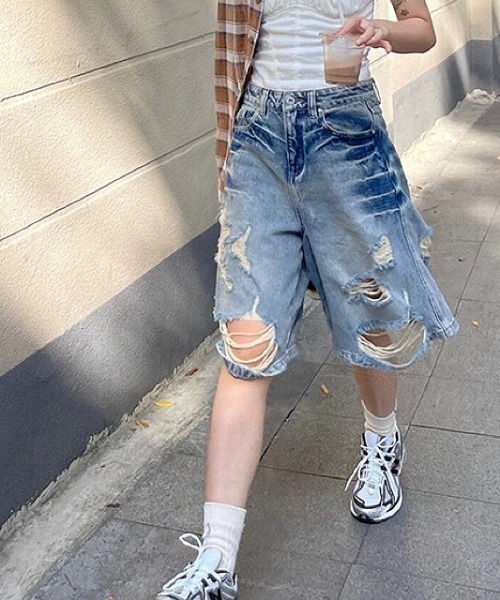 SHEENA(シーナ)の「ダメージハーフルーズデニムパンツ(デニムパンツ・レディース・ライトブルー・S/M/L)」の2枚目の写真