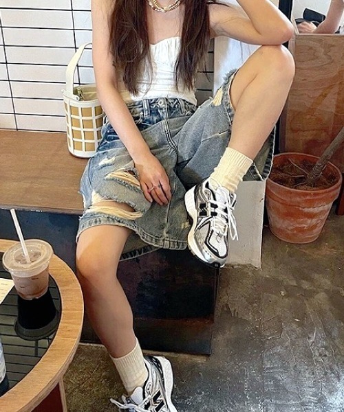 SHEENA(シーナ)の「ダメージハーフルーズデニムパンツ(デニムパンツ・レディース・ライトブルー・S/M/L)」の18枚目の写真