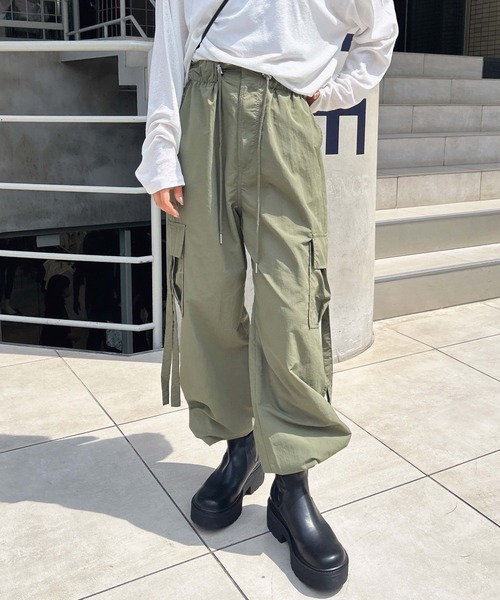 INGNI（イング）の「サイドストラップナイロンカーゴパンツ（カーゴパンツ・レディース・ブラック/カーキ/アイボリー/グレー/ピンク/ブラウン・FREE）」の5枚目の写真
