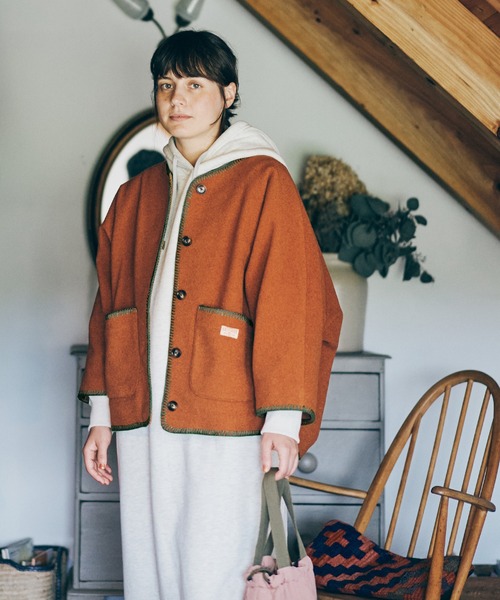 KRIFF MAYER Lady's Collection（クリフメイヤーレディースコレクション）の「ブランケットステッチドルマンJK（ノーカラージャケット・レディース・ブルーグリーン/レンガ/カラフル/チャコール/ベージュ・MEDIUM/LARGE）」の4枚目の写真