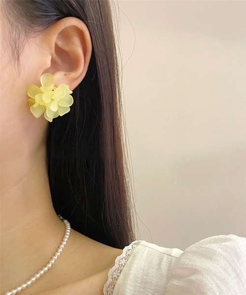 TONE SELECT GOODS（トーンセレクトグッズ）の「【resonance】キャンディーカラー マットシアー フラワーピアス【11色展開】（ピアス（両耳用）・レディース・レッド/ホワイト系/ベビーピンク/ライトブルー/ライトパープル/ライトイエロー/スモークグレー/ホワイト/グリーン系/サーモンピンク/ライトグリーン・FREE）」の8枚目の写真