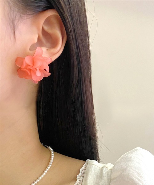 TONE SELECT GOODS（トーンセレクトグッズ）の「【resonance】キャンディーカラー マットシアー フラワーピアス【11色展開】（ピアス（両耳用）・レディース・レッド/ホワイト系/ベビーピンク/ライトブルー/ライトパープル/ライトイエロー/スモークグレー/ホワイト/グリーン系/サーモンピンク/ライトグリーン・FREE）」の10枚目の写真