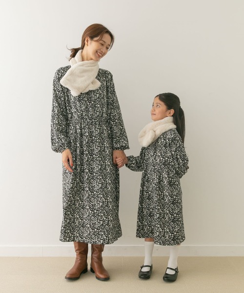 URBAN RESEARCH DOORS（アーバンリサーチドアーズ）の「『親子リンク』フラワープリントワンピース(KIDS)（ワンピース・キッズ・ネイビー/ブラック・105/120/135）」の2枚目の写真