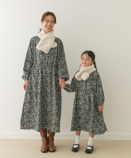URBAN RESEARCH DOORS（アーバンリサーチドアーズ）の「『親子リンク』フラワープリントワンピース(KIDS)（ワンピース・キッズ・ネイビー/ブラック・105/120/135）」の4枚目の写真