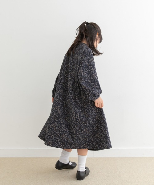 URBAN RESEARCH DOORS（アーバンリサーチドアーズ）の「『親子リンク』フラワープリントワンピース(KIDS)（ワンピース・キッズ・ネイビー/ブラック・105/120/135）」の15枚目の写真