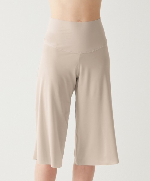 GUNZE(グンゼ)の「ADVANCE LABEL/アドバンスレーベル ロング フレアパンツ(透け防止・キュロットペチコート)(その他アンダーウェア/インナー・レディース・グレー系その他/ベージュ/スミクロ・MEDIUM/LARGE/X-LARGE)」の2枚目の写真