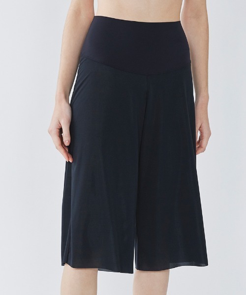 GUNZE(グンゼ)の「ADVANCE LABEL/アドバンスレーベル ロング フレアパンツ(透け防止・キュロットペチコート)(その他アンダーウェア/インナー・レディース・グレー系その他/ベージュ/スミクロ・MEDIUM/LARGE/X-LARGE)」の1枚目の写真