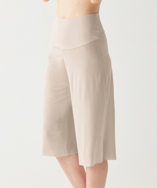 GUNZE(グンゼ)の「ADVANCE LABEL/アドバンスレーベル ロング フレアパンツ(透け防止・キュロットペチコート)(その他アンダーウェア/インナー・レディース・グレー系その他/ベージュ/スミクロ・MEDIUM/LARGE/X-LARGE)」の5枚目の写真