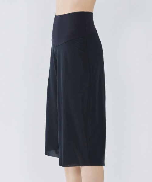 GUNZE(グンゼ)の「ADVANCE LABEL/アドバンスレーベル ロング フレアパンツ(透け防止・キュロットペチコート)(その他アンダーウェア/インナー・レディース・グレー系その他/ベージュ/スミクロ・MEDIUM/LARGE/X-LARGE)」の9枚目の写真