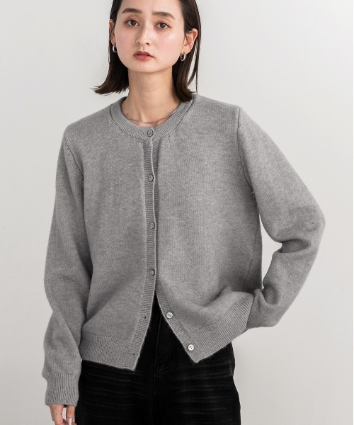 ad thie(アドティエ)の「クルーネック ベーシック ニットカーディガン(カーディガン/ボレロ・レディース・ベージュ/ブラウン/ブラック/アイボリー/グレー・FREE)」の16枚目の写真