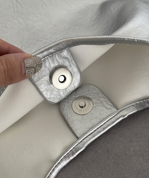 Thevon(ゼボン)の「2ポーチ付きワンハンドルバッグ(トートバッグ・レディース・ブラック/シルバー・FREE)」の22枚目の写真