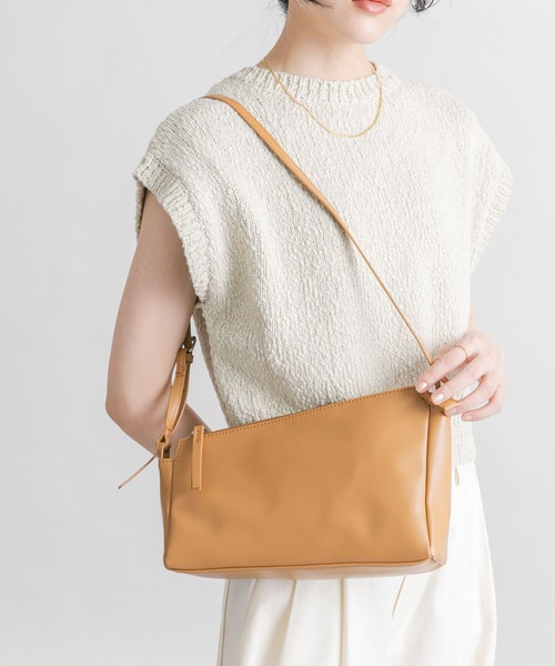 KBF(ケイビーエフ)の「アシンメトリースリムショルダーBAG(ショルダーバッグ・レディース・アイボリー/ブラック/キャメル・ONE)」の3枚目の写真