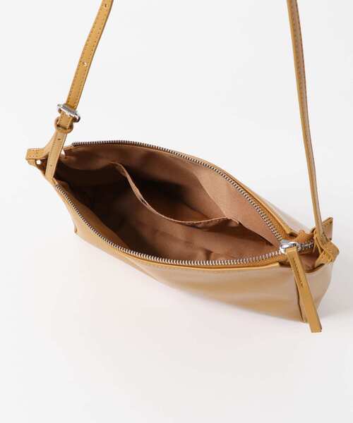 KBF(ケイビーエフ)の「アシンメトリースリムショルダーBAG(ショルダーバッグ・レディース・アイボリー/ブラック/キャメル・ONE)」の15枚目の写真