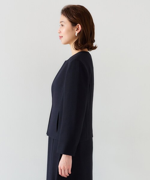 UNTITLED（アンタイトル）の「【セットアップ可/短丈】ドライタッチジャケット（ノーカラージャケット・レディース・オフホワイト/ナチュラル/ネイビー・00/01/02/03/04/42/44/46/48/50）」の17枚目の写真