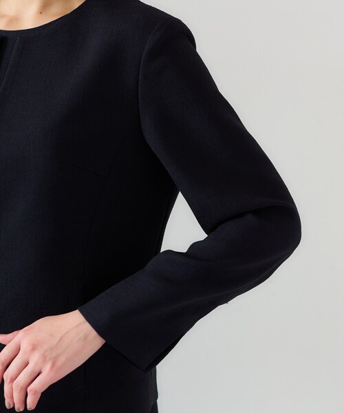 UNTITLED（アンタイトル）の「【セットアップ可/短丈】ドライタッチジャケット（ノーカラージャケット・レディース・オフホワイト/ナチュラル/ネイビー・00/01/02/03/04/42/44/46/48/50）」の20枚目の写真