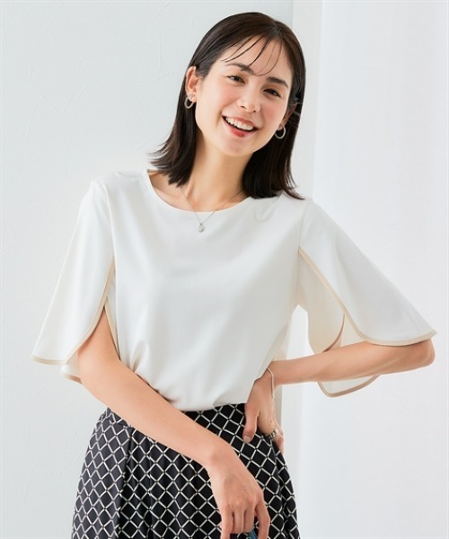7days Life Styling(セブンデイズライフスタイリング)の「【接触冷感】シルケット加工配色フラワースリーブトップス(Tシャツ/カットソー・レディース・オフホワイト/ライトベージュ/サックスブルー/ブラウン/ネイビー・M/L/LL/3L/S)」の2枚目の写真