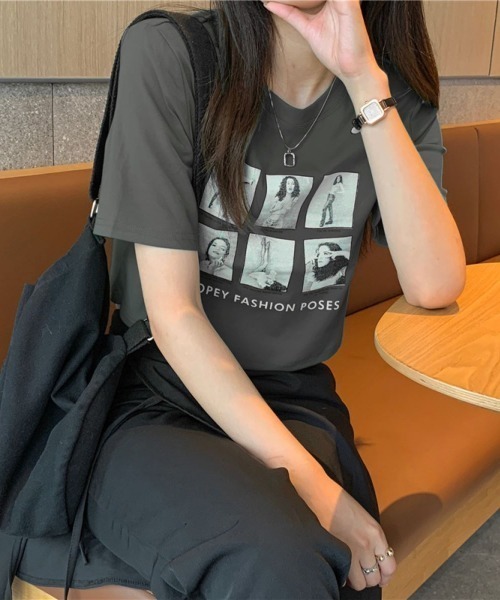 LETee(レティー)の「フォトフレーム風プリントが目を惹く♪コンパクトシルエットでスタイルアップも叶う旬顔Tシャツ(Tシャツ/カットソー・レディース・ホワイト/グレー/チャコールグレー/ブラック・FREE)」の3枚目の写真