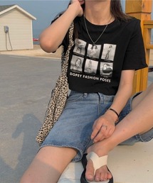 フォトフレーム風プリントが目を惹く♪コンパクトシルエットでスタイルアップも叶う旬顔Tシャツ