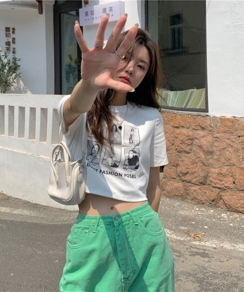 LETee(レティー)の「フォトフレーム風プリントが目を惹く♪コンパクトシルエットでスタイルアップも叶う旬顔Tシャツ(Tシャツ/カットソー・レディース・ホワイト/グレー/チャコールグレー/ブラック・FREE)」の18枚目の写真