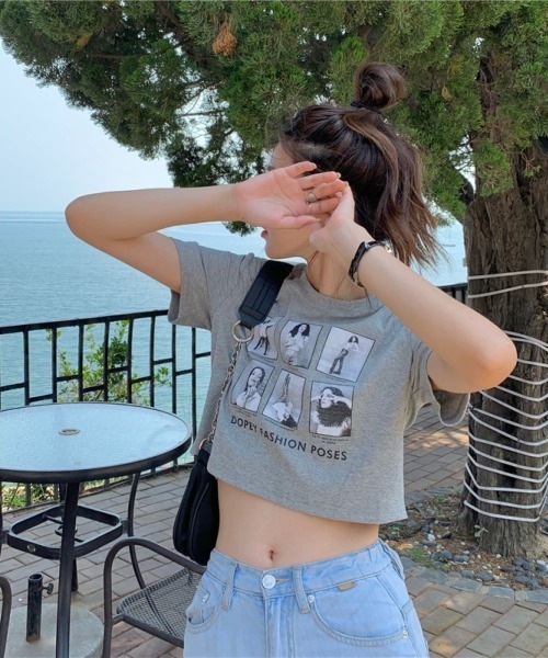 LETee(レティー)の「フォトフレーム風プリントが目を惹く♪コンパクトシルエットでスタイルアップも叶う旬顔Tシャツ(Tシャツ/カットソー・レディース・ホワイト/グレー/チャコールグレー/ブラック・FREE)」の12枚目の写真