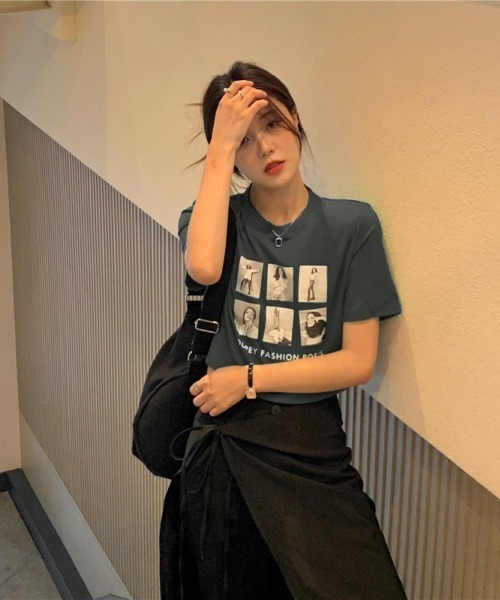 LETee(レティー)の「フォトフレーム風プリントが目を惹く♪コンパクトシルエットでスタイルアップも叶う旬顔Tシャツ(Tシャツ/カットソー・レディース・ホワイト/グレー/チャコールグレー/ブラック・FREE)」の9枚目の写真