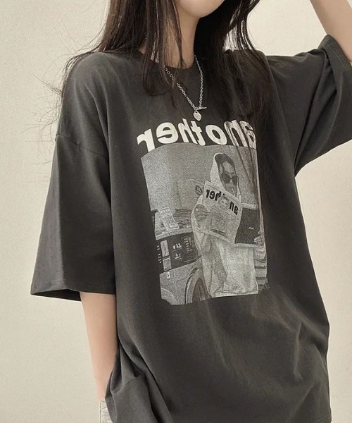 LETee(レティー)の「存在感抜群のフォトプリントが目を惹く!ゆるっと着こなせるビッグシルエットTシャツ(Tシャツ/カットソー・レディース・ブラック/ホワイト/グレー・FREE)」の3枚目の写真