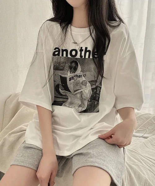 LETee(レティー)の「存在感抜群のフォトプリントが目を惹く!ゆるっと着こなせるビッグシルエットTシャツ(Tシャツ/カットソー・レディース・ブラック/ホワイト/グレー・FREE)」の1枚目の写真