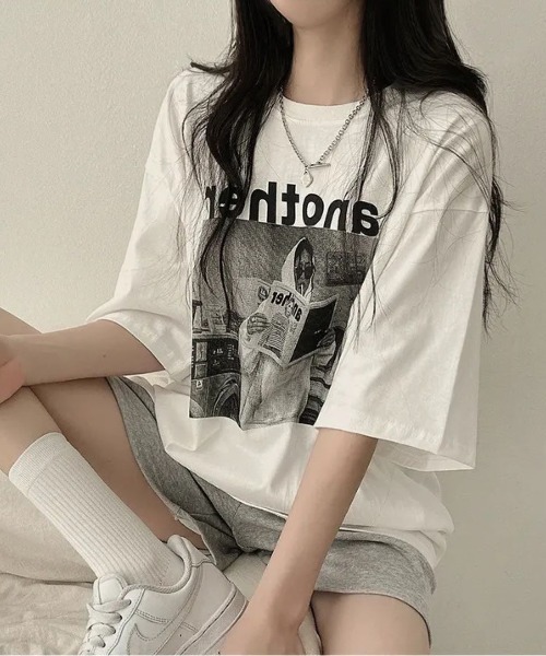 LETee(レティー)の「存在感抜群のフォトプリントが目を惹く!ゆるっと着こなせるビッグシルエットTシャツ(Tシャツ/カットソー・レディース・ブラック/ホワイト/グレー・FREE)」の10枚目の写真