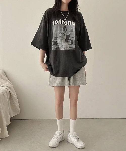 LETee(レティー)の「存在感抜群のフォトプリントが目を惹く!ゆるっと着こなせるビッグシルエットTシャツ(Tシャツ/カットソー・レディース・ブラック/ホワイト/グレー・FREE)」の9枚目の写真