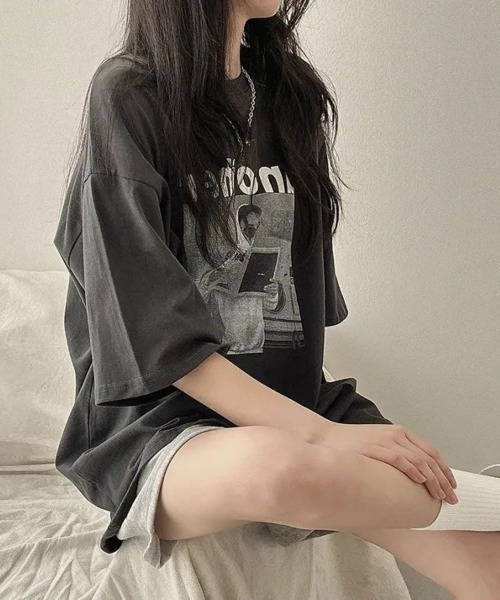 LETee(レティー)の「存在感抜群のフォトプリントが目を惹く!ゆるっと着こなせるビッグシルエットTシャツ(Tシャツ/カットソー・レディース・ブラック/ホワイト/グレー・FREE)」の7枚目の写真