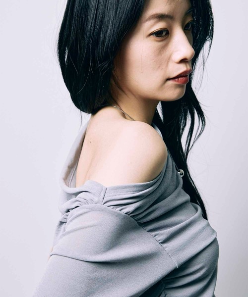 led.tokyo（レッドトウキョウ）の「【led.tokyo】ONE SHOULDER TOPS/ワンショルダートップス（Tシャツ/カットソー・レディース・グレー/ブラック/レッド・FREE）」の18枚目の写真