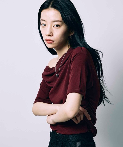 led.tokyo（レッドトウキョウ）の「【led.tokyo】ONE SHOULDER TOPS/ワンショルダートップス（Tシャツ/カットソー・レディース・グレー/ブラック/レッド・FREE）」の10枚目の写真