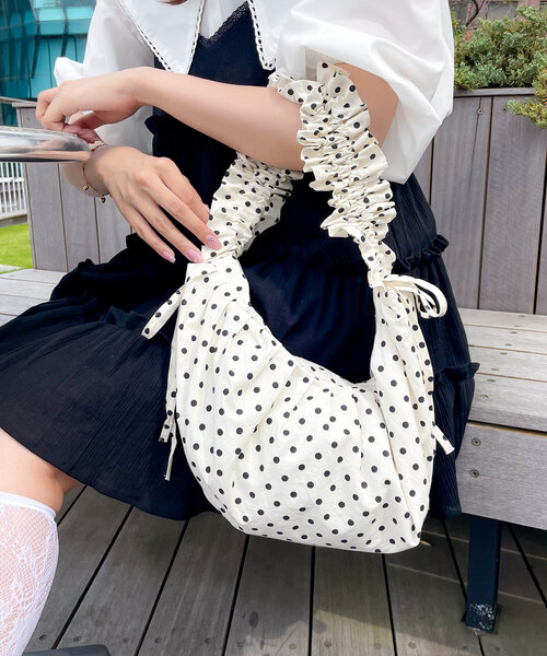 w closet（ダブルクローゼット）の「ドットシャーリングBAG（トートバッグ・レディース・ブラック/オフホワイト・FREE）」の11枚目の写真