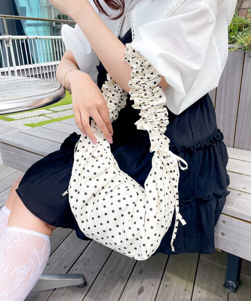w closet（ダブルクローゼット）の「ドットシャーリングBAG（トートバッグ・レディース・ブラック/オフホワイト・FREE）」の12枚目の写真