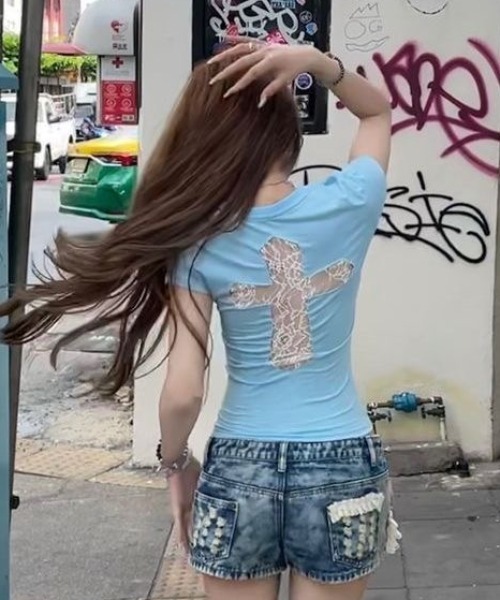 DIAVEL(ディアベル)の「【2色展開】レースクロス背中あきTシャツ(Tシャツ/カットソー・レディース・グレー/サックスブルー・M)」の4枚目の写真