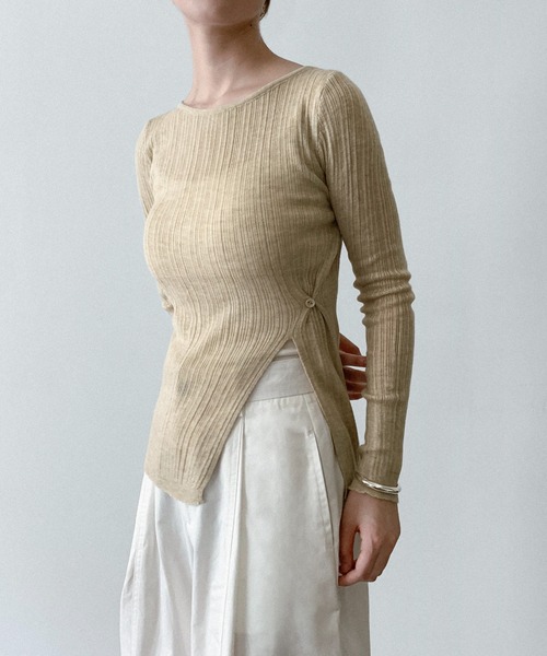 on:nue（オンニュ）の「【on:nue】[着用動画あり！/選べる6色展開] サイドボタンスリットシアーリブニット（ニット/セーター・レディース・ベージュ/グリーン/ホワイト/ブラック/アイボリー/グレー・FREE）」の5枚目の写真