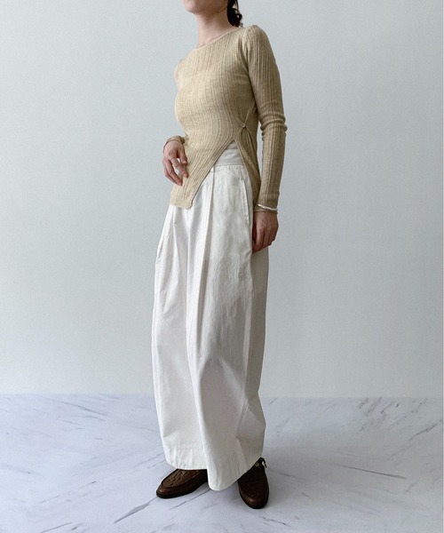 on:nue（オンニュ）の「【on:nue】[着用動画あり！/選べる6色展開] サイドボタンスリットシアーリブニット（ニット/セーター・レディース・ベージュ/グリーン/ホワイト/ブラック/アイボリー/グレー・FREE）」の10枚目の写真