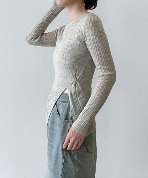 on:nue（オンニュ）の「【on:nue】[着用動画あり！/選べる6色展開] サイドボタンスリットシアーリブニット（ニット/セーター・レディース・ベージュ/グリーン/ホワイト/ブラック/アイボリー/グレー・FREE）」の13枚目の写真