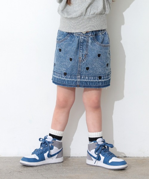 Ocean&Ground(オーシャン&グラウンド)の「ハート刺繍デニムミニスカート(デニムスカート・キッズ・ケミカルウォッシュ/ブラック・140/130/120/110/100/90)」の1枚目の写真