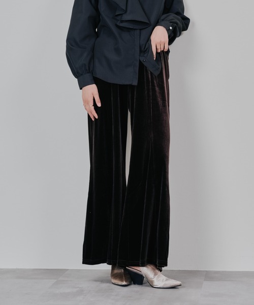 DOLLUPOOPS（ドールアップウップス）の「ベロアフレアパンツ（その他パンツ・レディース・ブルー/ピンク/ブラウン・38）」の2枚目の写真