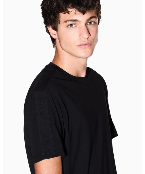 ARMANI EXCHANGE(アルマーニエクスチェンジ)の「【A|X アルマーニ エクスチェンジ】ロゴテープ 半袖クルーネックTシャツ/REGULAR(Tシャツ/カットソー・メンズ・ブラック/オフホワイト・XX-LARGE/LARGE/X-LARGE/X-SMALL/MEDIUM/SMALL)」の4枚目の写真