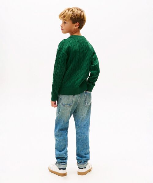 TOMMY HILFIGER（トミーヒルフィガー）の「BOYS ケーブルクレストクルーネックセーター（ニット/セーター・キッズ・イエロー× ブルー/グリーン・130cm/140cm/150cm/160cm）」の5枚目の写真